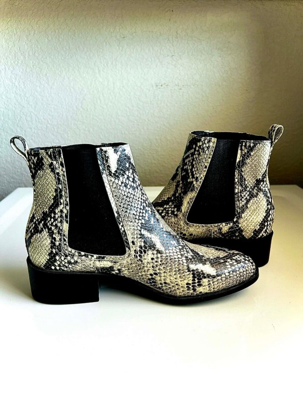 NIB STEVE MADDEN Devan Snakeskin Chelsea Booties Vegan Leather Blk\Cream 9 - Picture 5 of 10